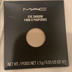 MAC eye shadow in Shroom